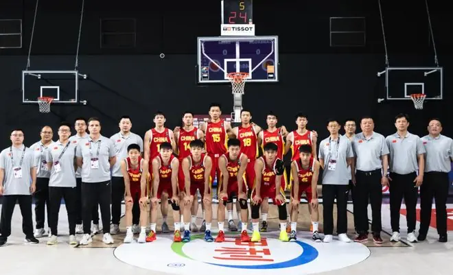 U17男篮首节吊打喀麦隆！张懿赵杰统治局势，全民皆兵输出太多！