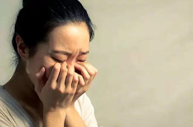 48岁女保姆哭诉：和雇主同吃同住，每月工资8000元，我却苦不堪言