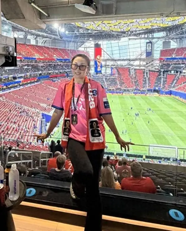 中国女球迷穿“苏超”镇江球衣现场看世界杯：家乡自豪感强烈