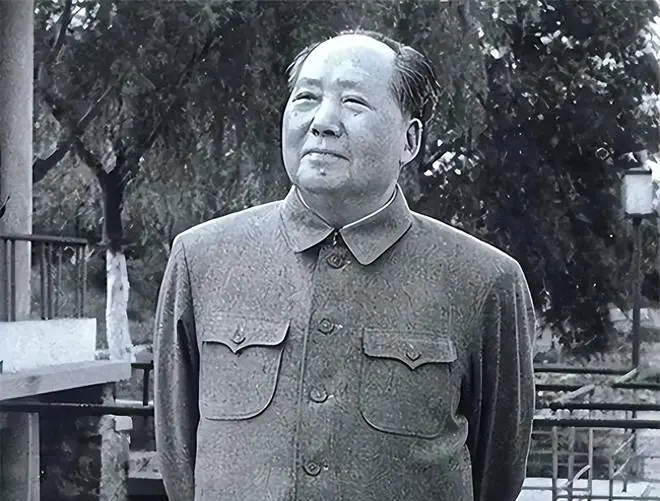 54年西湖集体迁墓，毛主席特别指出：除了岳飞墓，其他的一律迁走