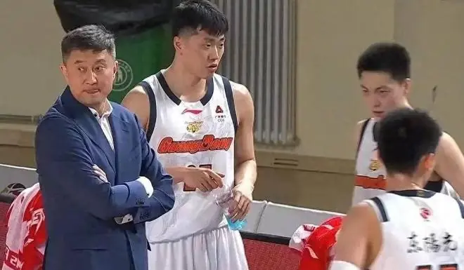 CBA最新消息！杜锋续约成疑，山东报价1米85后卫，首钢遭重罚
