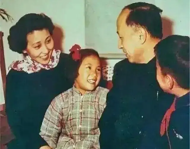 钱学森的儿子钱永刚，初中数学考30分，高中没念完就辍学，钱学森却摆摆手“没事！谁料，后来钱永刚却考上了国防科大！