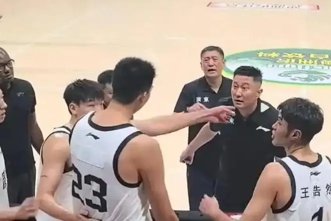 被杜锋耽误了！10分钟砍6板3帽，球迷：4年前去NCAA现在也能打NBA