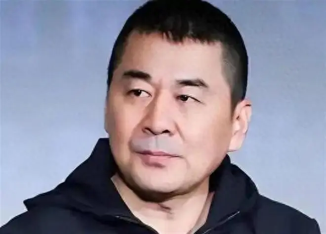 吴越后台偶遇陈建斌侧身避开，成年人的边界，不必勉强大度