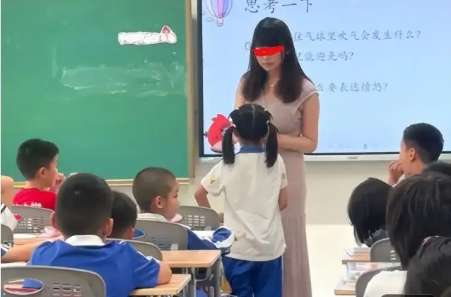 女老师穿“日系连衣裙”，家长们坐不住了：天气再热也不能这么穿