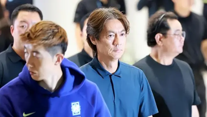 没人开枪+没人扔鸡蛋！洪明甫抵达韩国：全程无表情 球迷高声辱骂