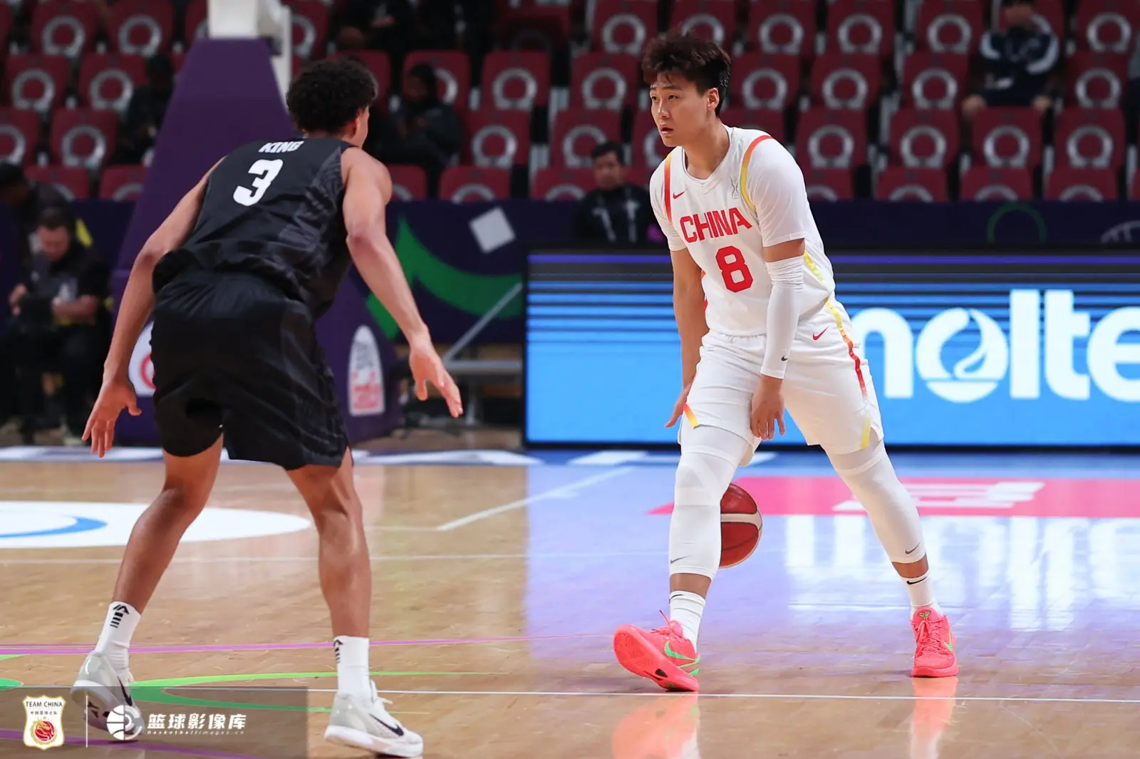 媒体人：赵睿周琦受伤病困扰 比赛中帮不上忙 那就让他们好好养伤