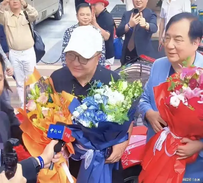 足球小将庆功宴！董路坐上中国首台法拉利：8年后国足必进世界杯