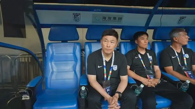 李国旭摆不清位置，大连专送温暖 宋岳被架在火上烤 现在引援不晚