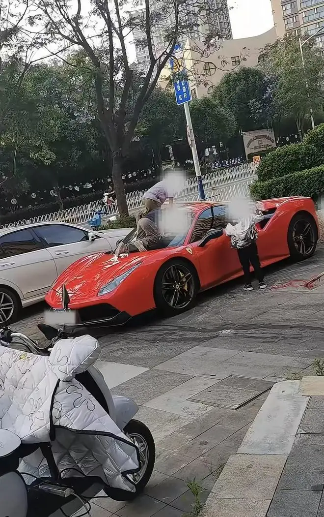 法拉利被孩子当滑梯玩后续，车主：维修费14360元必须照价赔偿