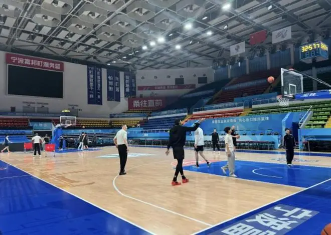 记者：洛夫顿、王哲林留在上海治疗，将缺席客战宁波的比赛