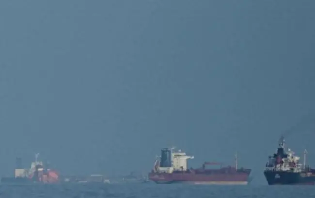 海湾要变天？刚炸完美军基地，不到24小时，转头就又坐回谈判桌