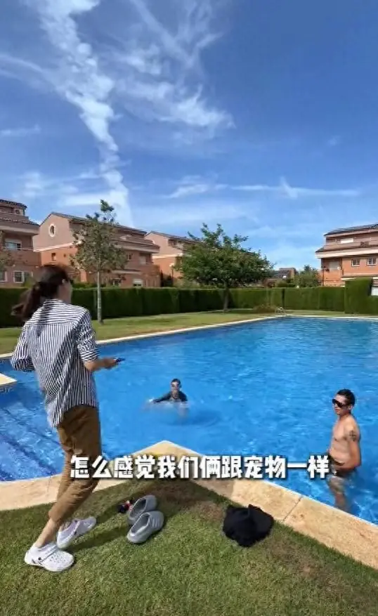 林丹晒西班牙的别墅，泳池比水库还要大，和10岁儿子同游不戴泳镜