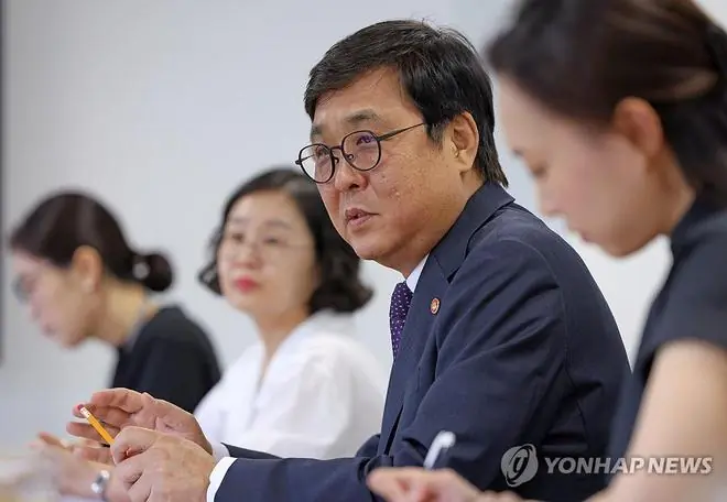 韩联社：韩文体部长官崔辉永将专项审计足协，并向国民公开