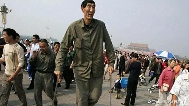 中国第一巨人鲍喜顺：不听医生劝告非要生子，现在儿子长到多高？