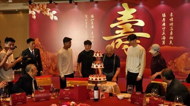 足坛元老年维泗93岁生日,徐根宝携武磊等弟子为他庆生
