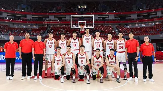 杨瀚森今夜首发！中国男篮VS荷兰，先发5人出炉：贺希宁领衔防线