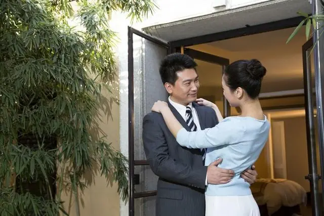 丈夫两个月回家一次，折腾到凌晨才睡，妻子：心里没怨气