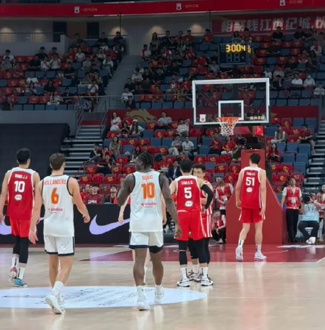 首秀7分8篮板！杨瀚森打得晦涩，中国男篮险胜收官！