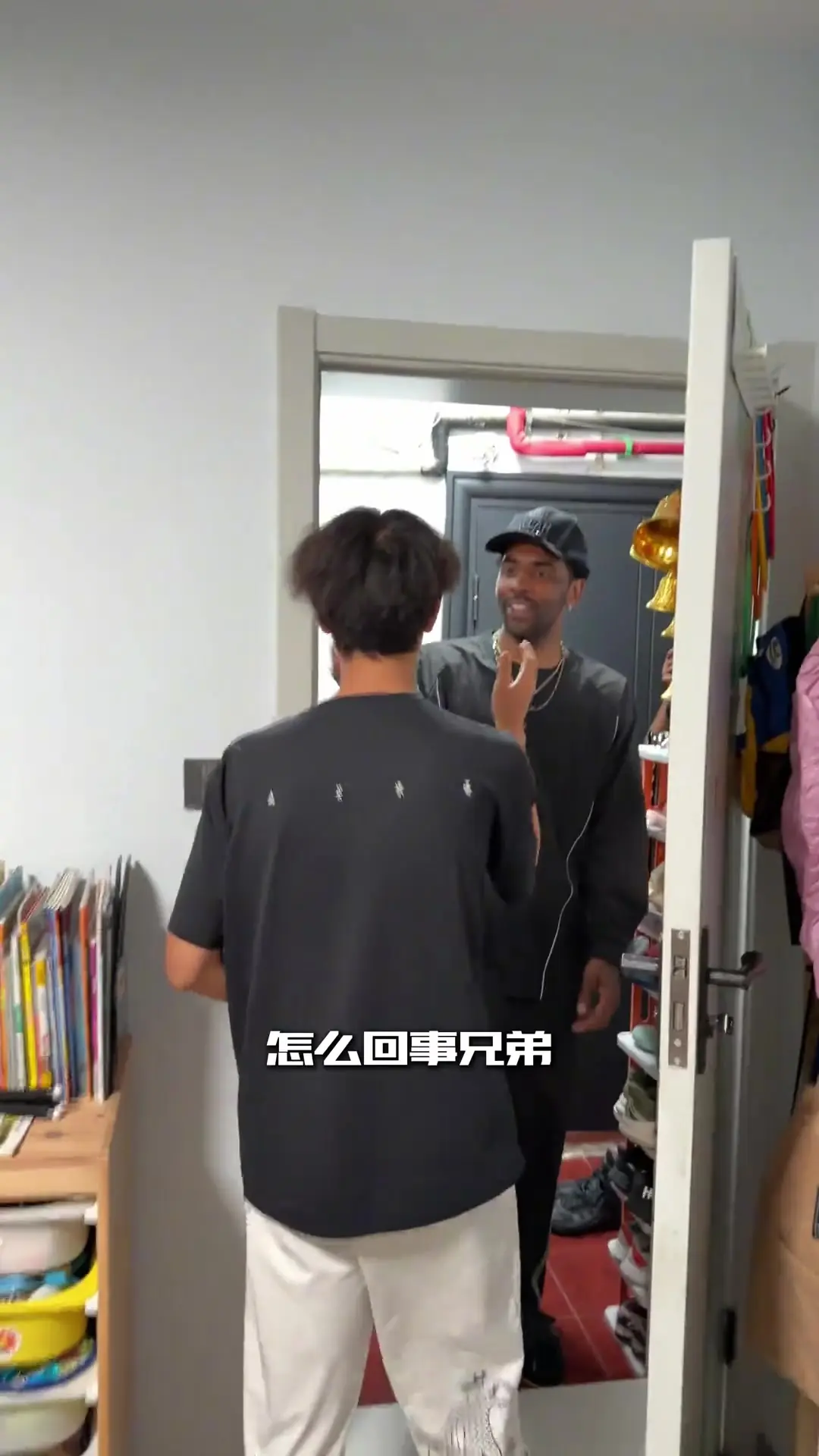 羡慕了！欧文中国行去粉丝家里拜访 还送签名球鞋+在墙壁上签名