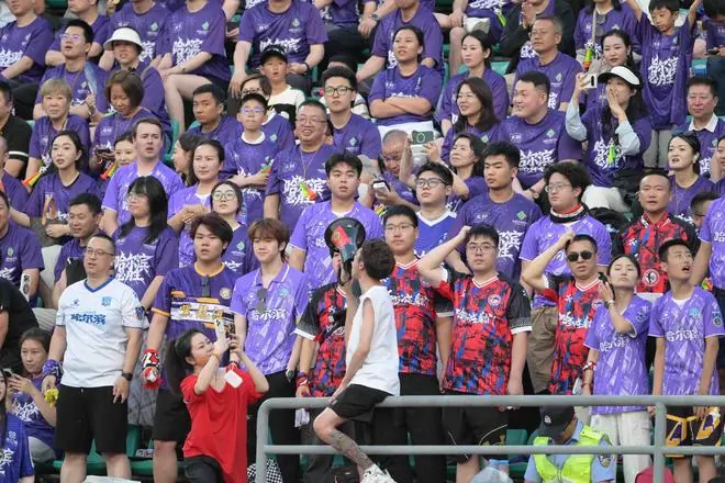 东北超 超好看｜激情满满赴赛场！他们是哈尔滨队硬核“第十二人”