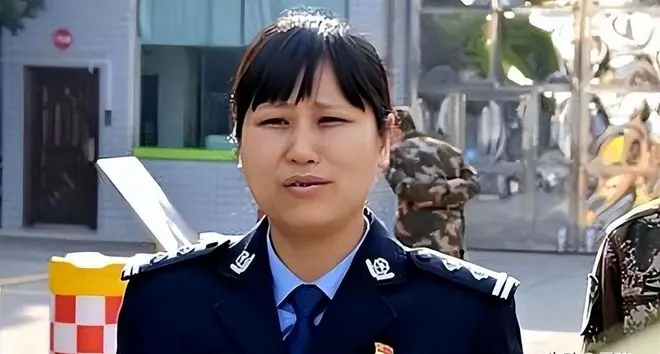 18年前，四川女警“揭衣露乳”哺育婴儿，连升四级别后，如今怎样