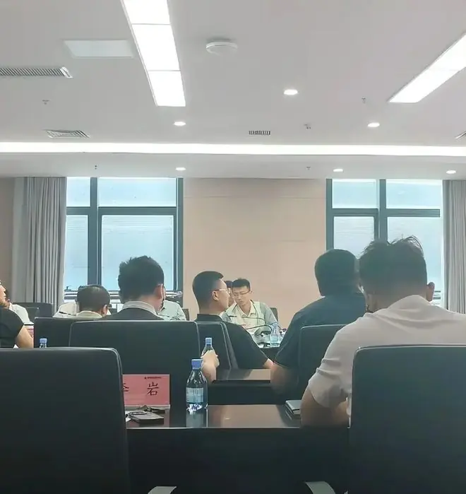 “这种环境都能排卵？”女毕业生表白单位男领导，评论区炸锅了