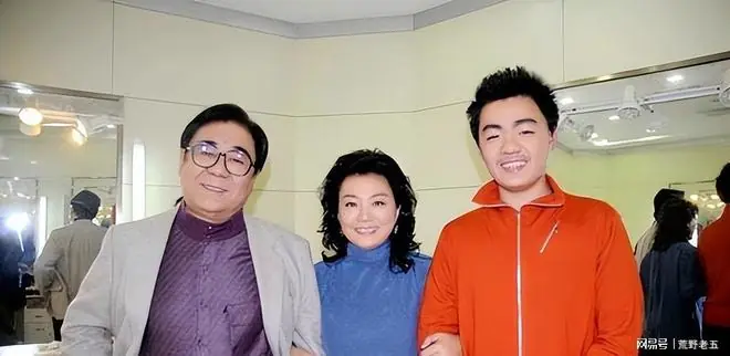 嫁给大18岁音乐家，丈夫葬礼未出席，儿子成人生骄傲