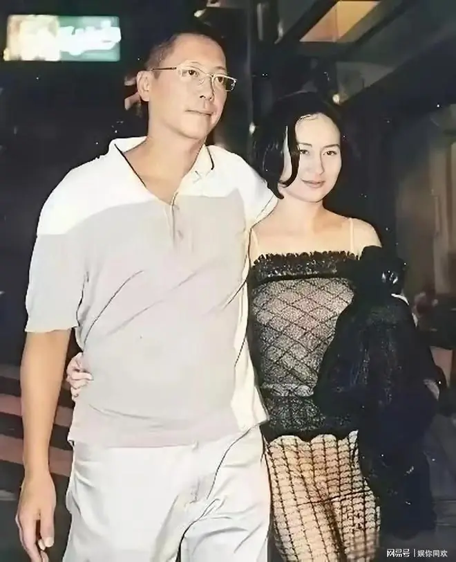 许晋亨与何超琼刚成婚不久，结伴逛夜市的珍贵老照片