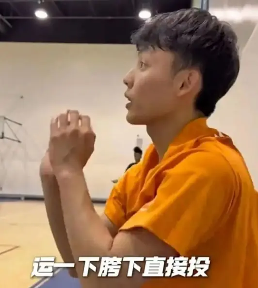 广东男篮速递！下赛季三外援基本敲定，杜峰再参加新活动，胡明轩最新亮相，深圳有意杨溢