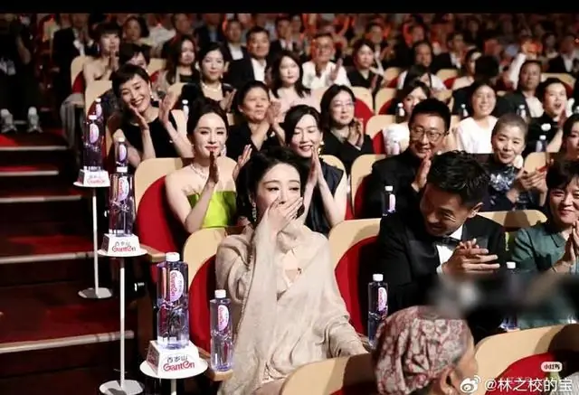 杨紫拿下白玉兰视后，孙俪吴越台下反应刷屏：这才是演员的格局