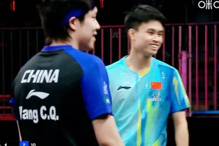 3-0周启豪！王楚钦打疯了，最后一球把裁判逗笑！侯英超说出真因！孙颖莎明日双赛