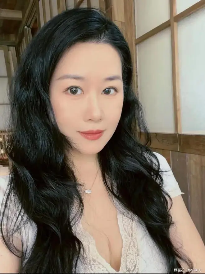 半夜窗户爬进来个男人，女主人一看身强体壮，干脆放弃报警