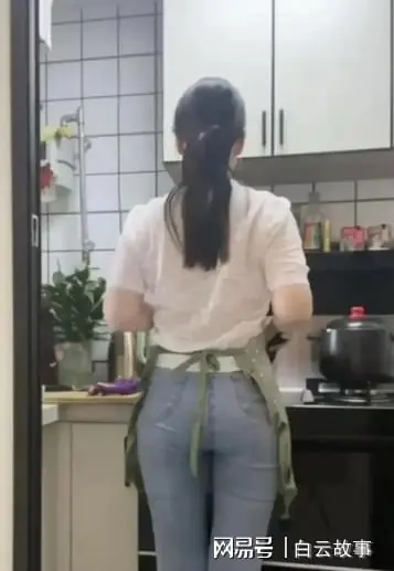母亲和情夫一起10年，父亲默不作声纵容，却在他50岁生日那天反击