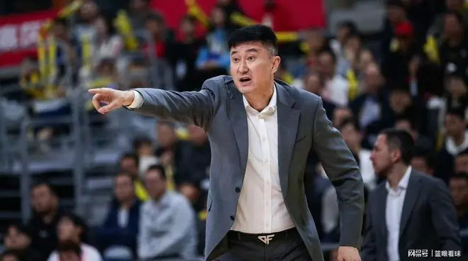 宏远续约杜锋为何悬而未决？多重博弈下，豪门迭代必经阵痛？