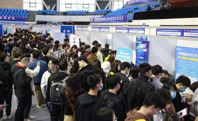 1270万毕业生天崩开局：1500万人抢岗，学历不值钱，比想象更残酷