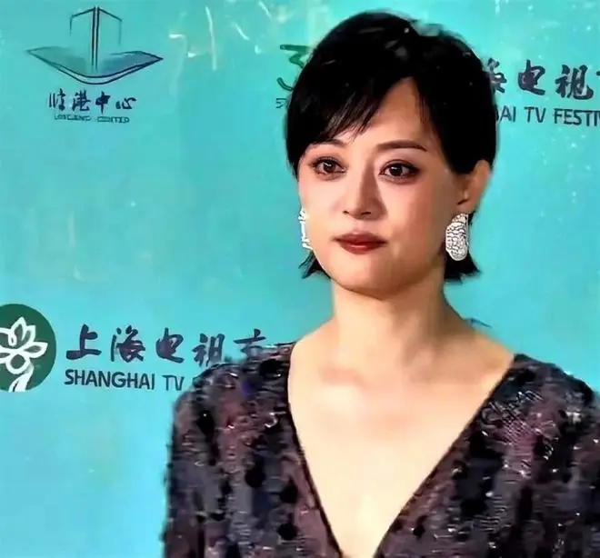 孙俪在后台偶遇杨紫，开口就问：拿了白玉兰，有好戏能不能介绍介绍我？杨紫接得飞快