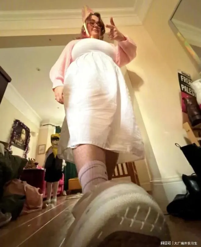 你以为的羡慕，英国女子患巨乳症，背痛到走不了路，众筹做手术