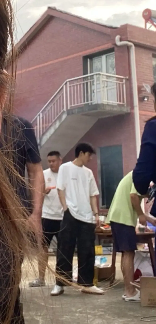 王星越回湖南岳阳吃席，老家房子旧还有点脏乱，16道酒席菜朴素