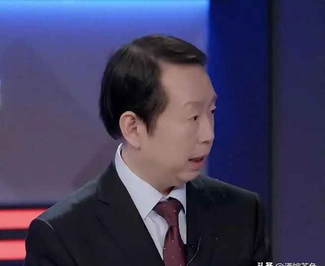 他是上海知名解说，56岁专业实力仍在，如今又重回《五星体育》