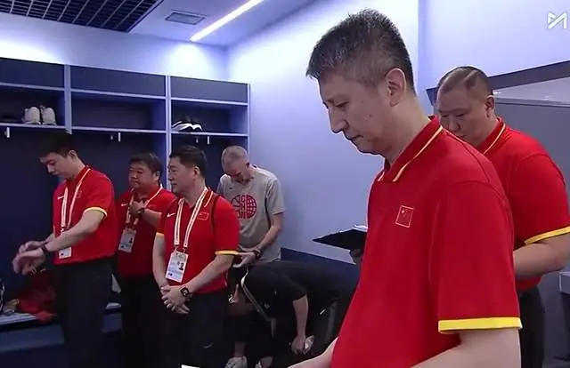男篮更衣室画面曝光：郭士强没笑，崔永熙乐开花，他俩说起悄悄话