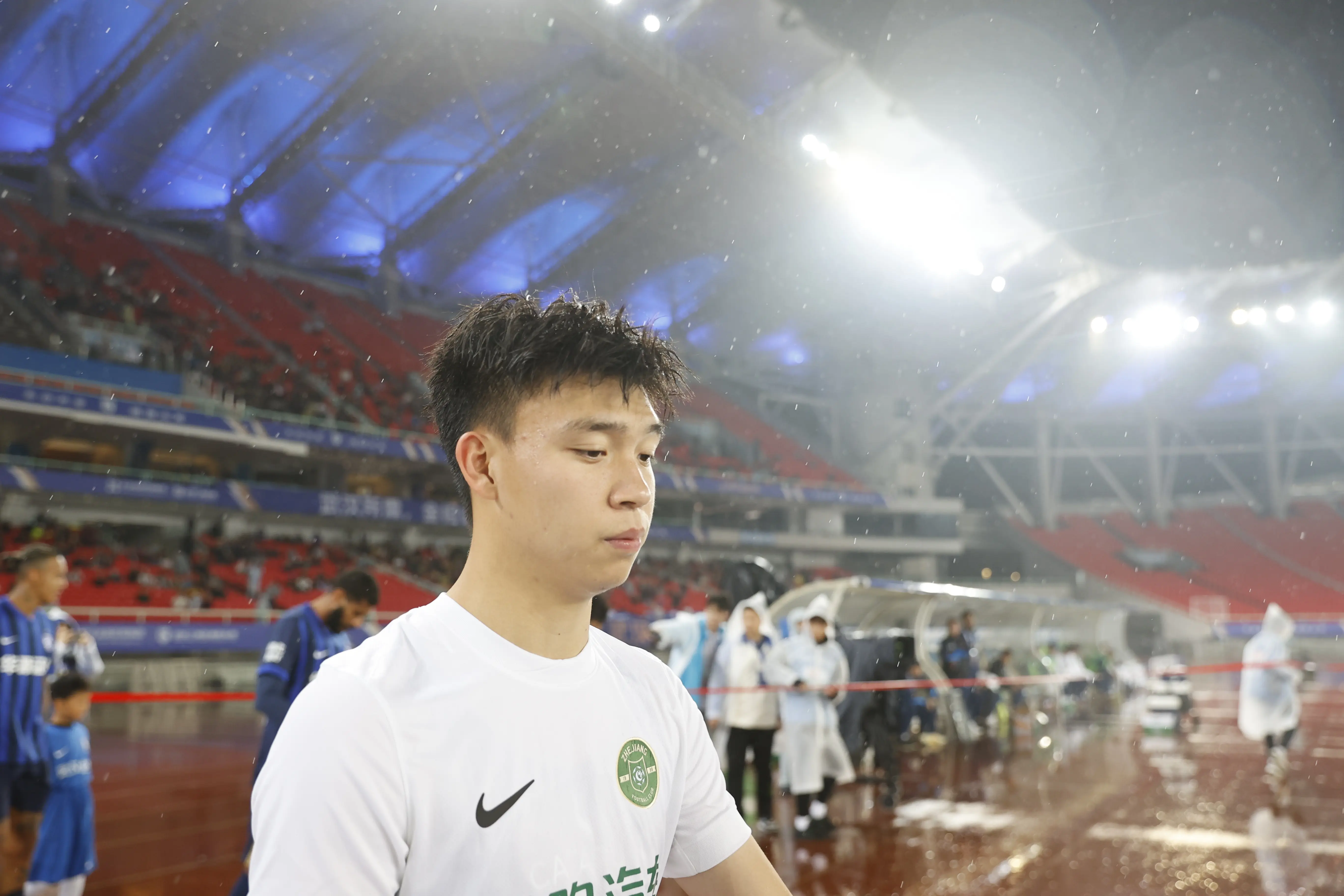 足球报谈浙江惜败申花：连追两球最终饮恨上海，结局“非常可惜”