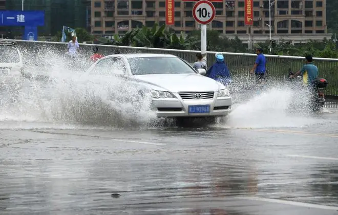 各地暴雨,电动车就是2吨废铁?这回网友清醒了:别想骗我买油车
