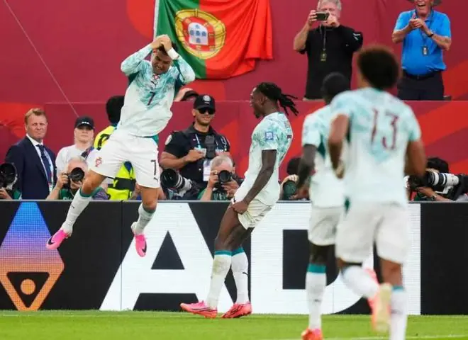 葡萄牙2-1克罗地亚!两大争议时刻赛后引发热议,C罗上演暖心一幕