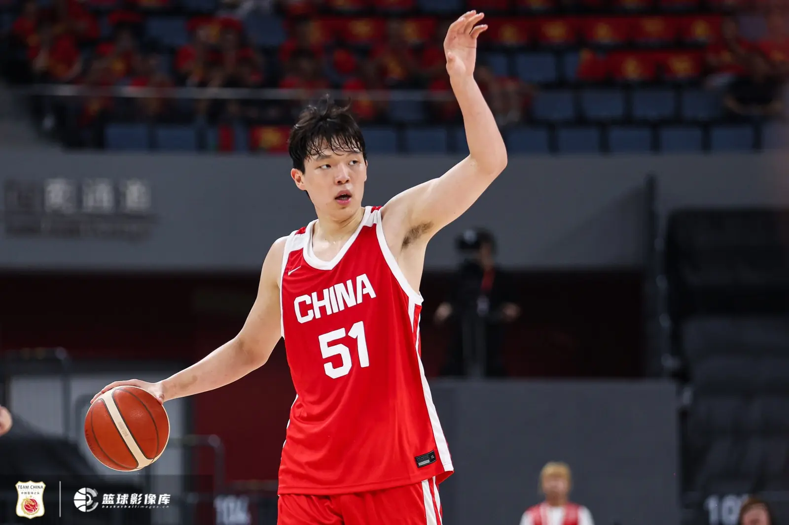 犯规有点快！杨瀚森半场6分钟2中2拿到5分2板1助 正负值-11