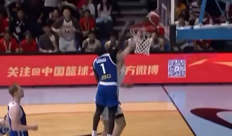 杨瀚森反击被钉板！郭艾伦：20岁最好年纪的NBA新秀 直接砸进去啊