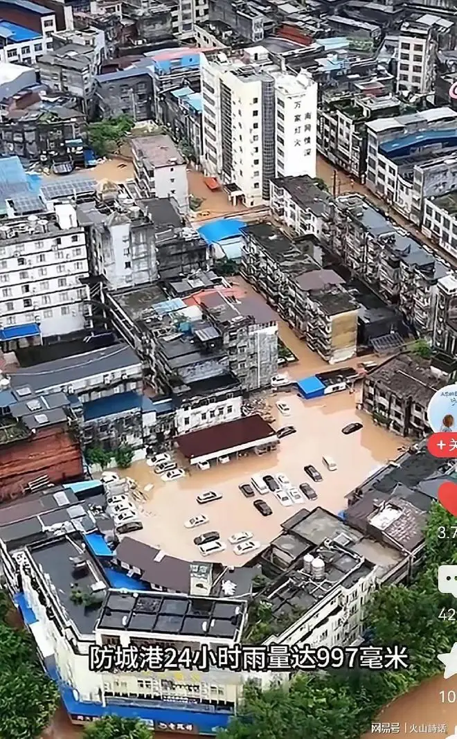 广西防城港江水暴涨！整座城被洪水包围，车、商铺被淹，损失惨重