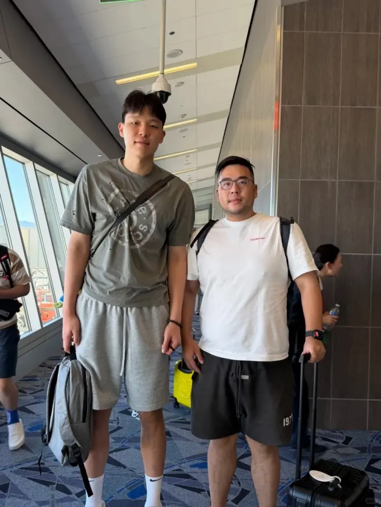 球迷拉斯维加斯机场偶遇杨瀚森！开拓者夏联首战将于后天开打！