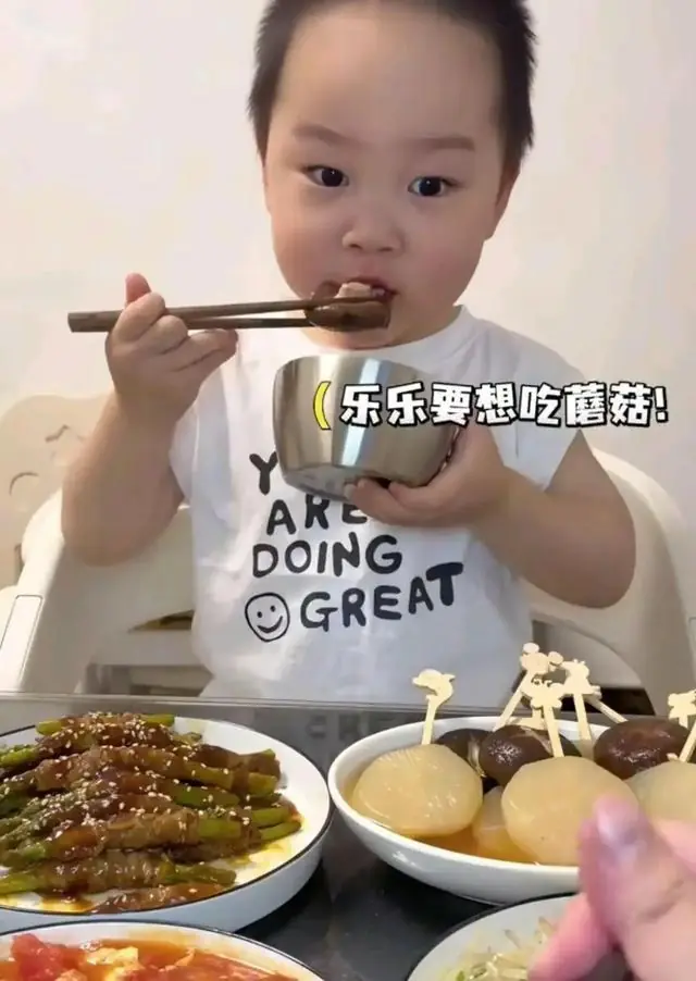 2岁“干饭王”米乐被央视点名！儿童吃播的遮羞布，该撕了