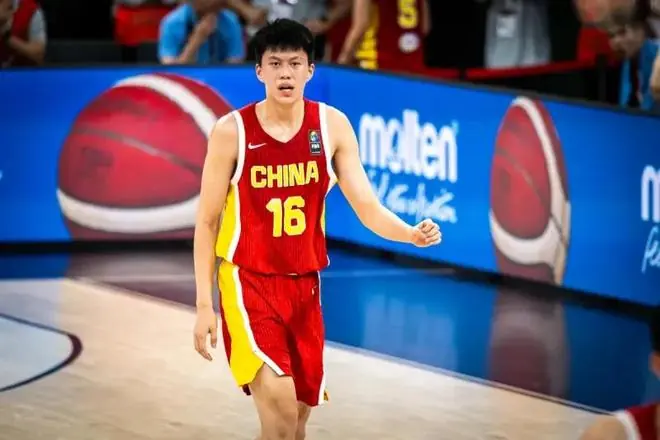 U17男篮惨败法国无缘八强!仅2人死顶,4首发灾难性,石洺豪哑火